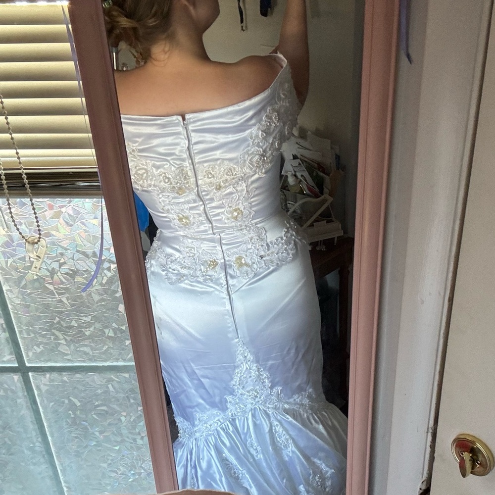 Elegant Vintage Off-Shoulder Wedding Dress Size 16/18